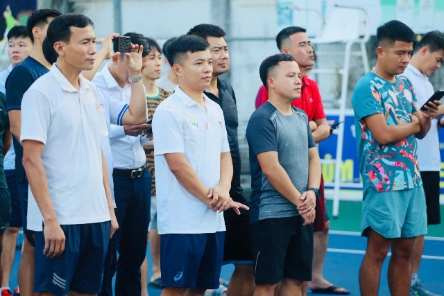 Gần 300 vận động viên tham gia Giải tennis báo chí Nghệ An chào mừng ngày Doanh nhân Việt Nam.