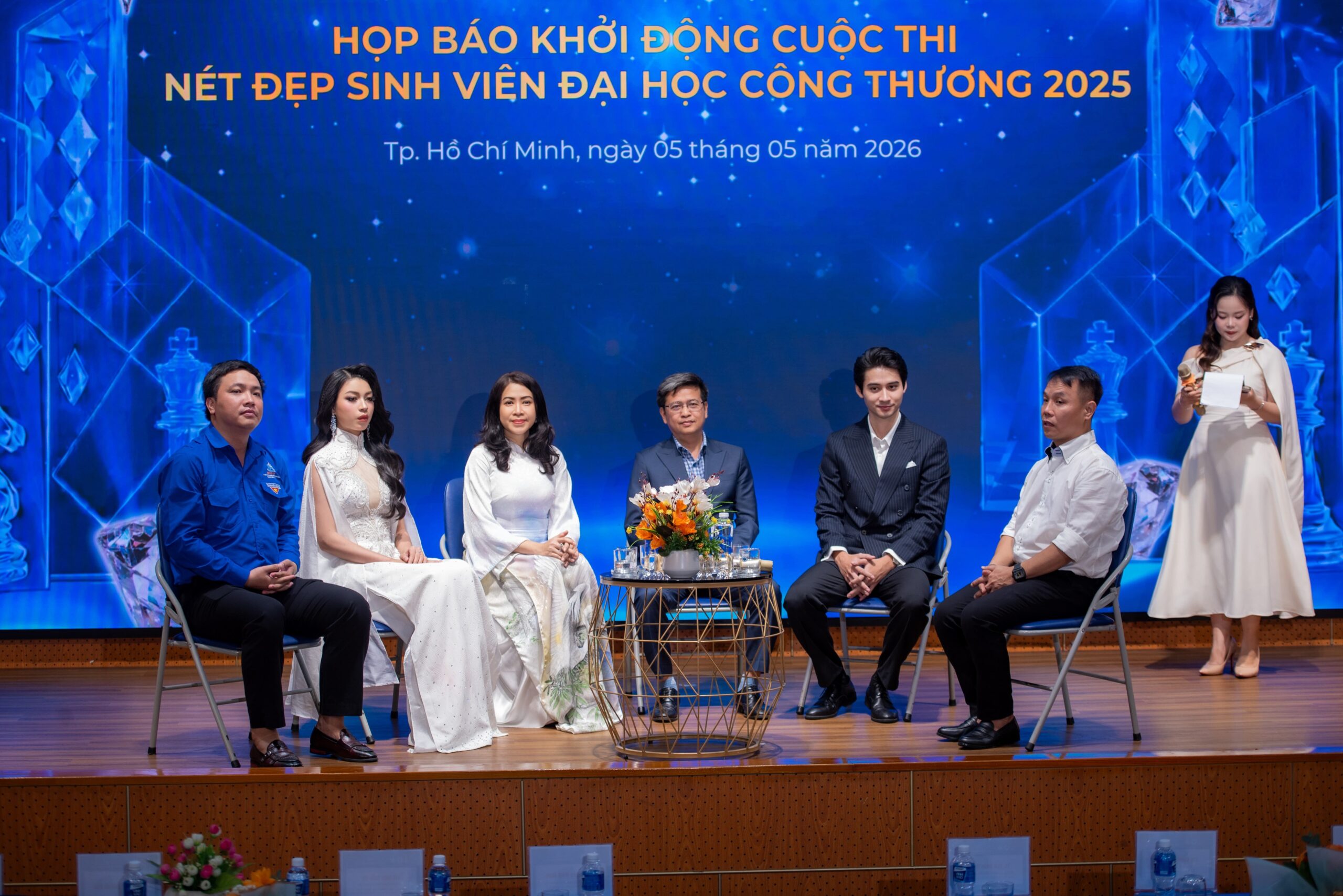 2 Toan canh cac dai bieu tra loi cau hoi cua bao chi Anh Michael Neo scaled